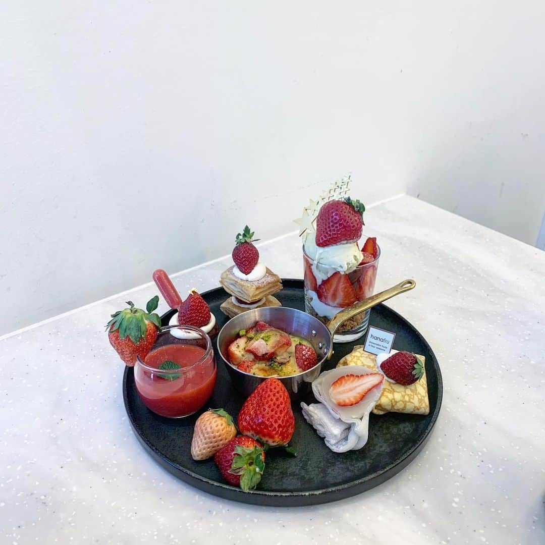 のインスタグラム：「苺のアフタヌーンティー🍓 ただただ幸せ…  #大阪カフェ #梅田グルメ #大阪グルメ #梅田カフェ #本町カフェ #本町グルメ #苺スイーツ」
