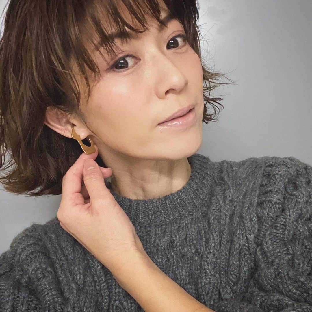 畑野ひろ子のインスタグラム：「展示会で、オーダーしていた@enasoluna_official のピアスが到着😆 イヤーカフのようにも見えるピアスがすっごく可愛い❤️」