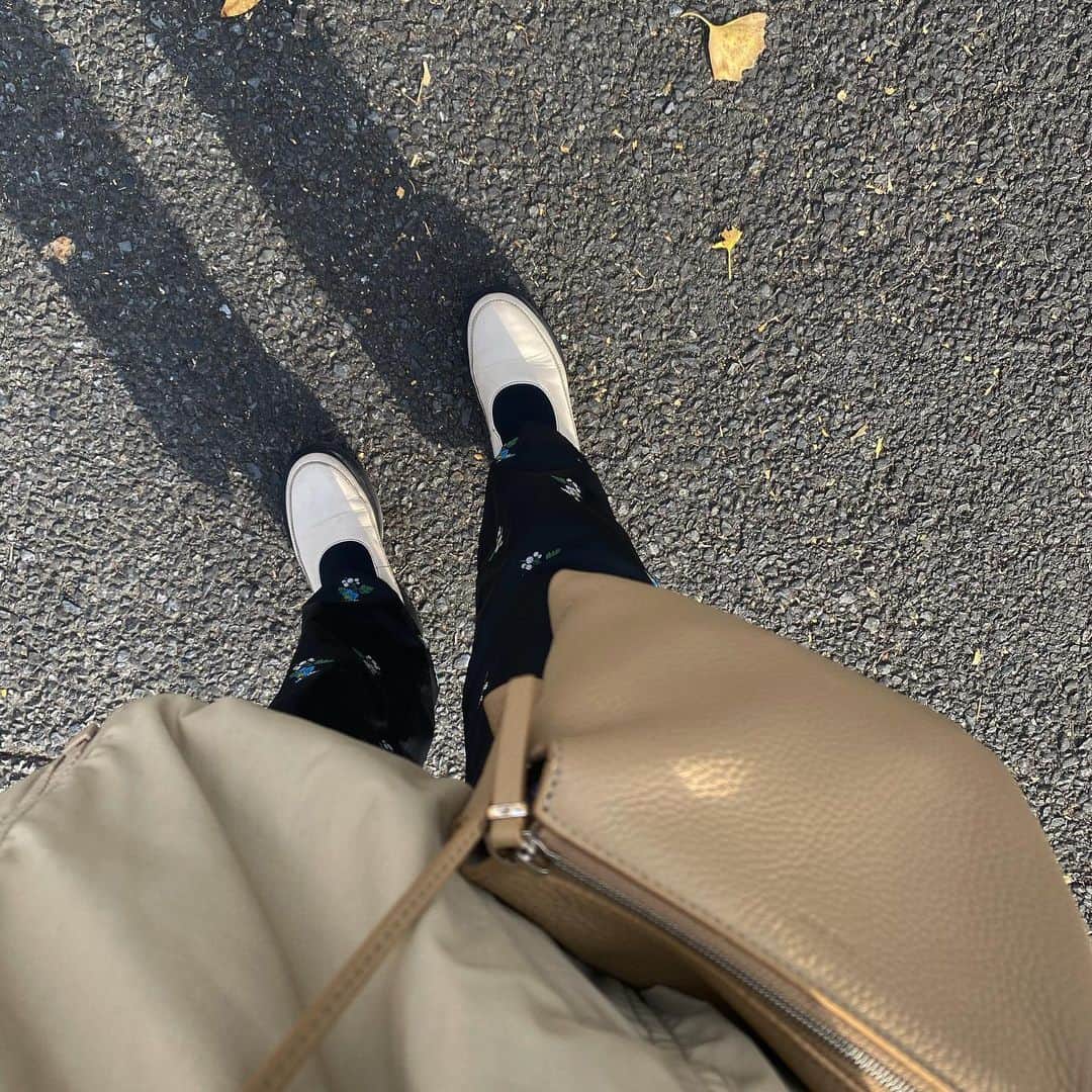 のインスタグラム：「@ceciliebahnsen  💐🌷🌹🌼🌻🌸🌺  #riririのあしもと」