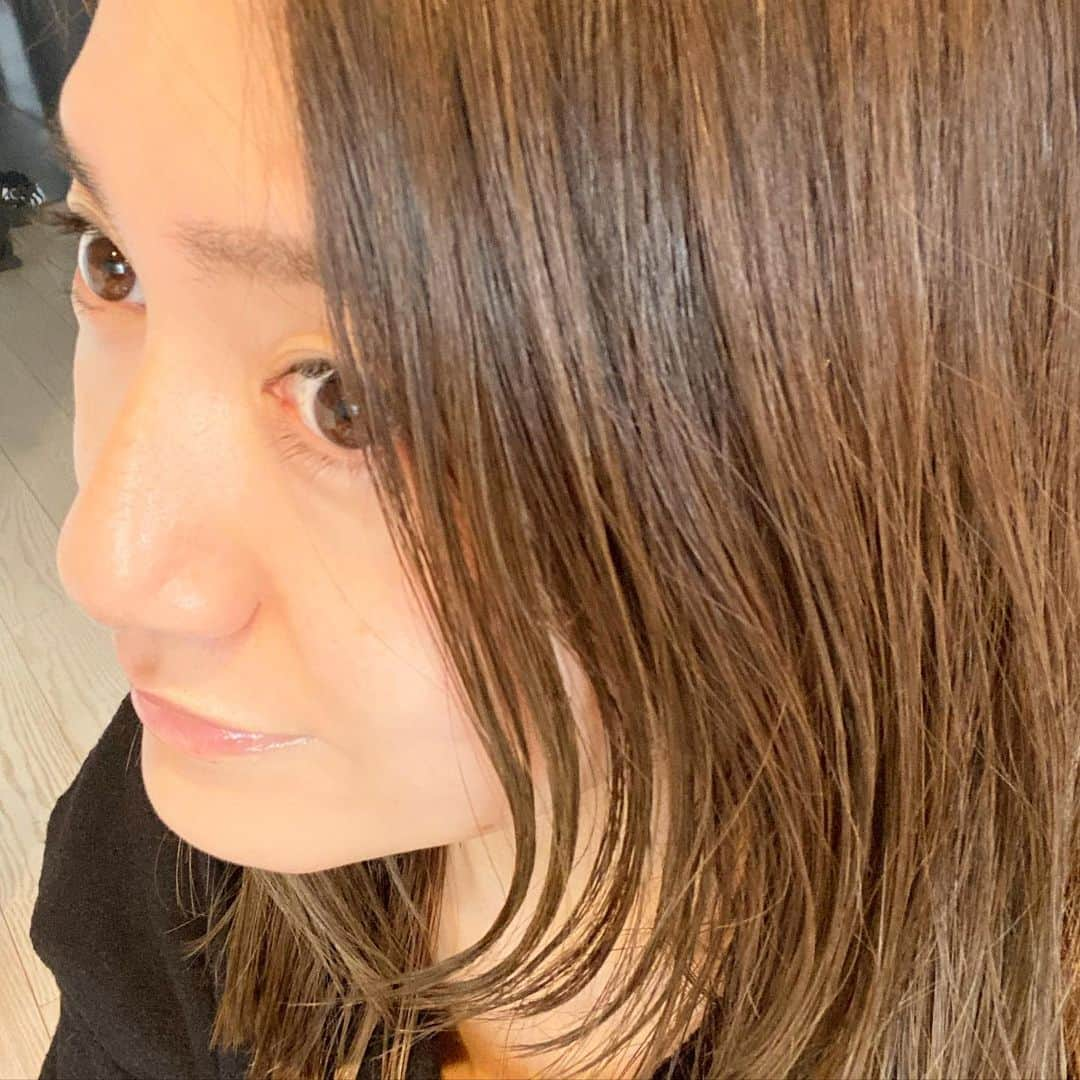 仁科仁美さんのインスタグラム写真 - (仁科仁美Instagram)「髪色、艶共に良きだぁーー♡  髪の毛ツヤサラだと、その日の気分も良きですね♬  母だけど、少しは自分の事も気にしなきゃ💦笑  #母あるある　#ツヤサラ　#いい色」12月27日 11時30分 - hitomi2471103