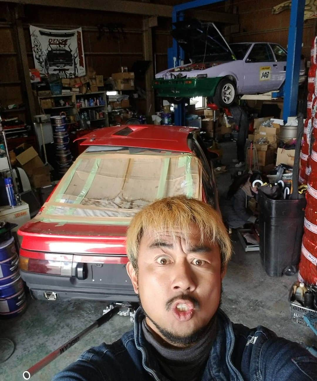 日比野哲也のインスタグラム：「AE86のエンジン乗せ替えしてます！ 16VALVE100ps ⇒ 20VALVE150ps？？ とっても楽しみ o(^o^)o」