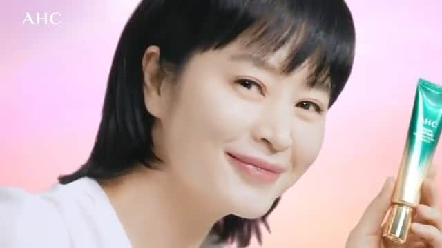 キム・ヘスのインスタグラム：「👁👁💓 [🎥: AHC Youtube]  #Ahc #아이크림 #리얼아이크림포페이스  #Eyecream #EyecreamForFace #김혜수 #KimHyeSoo #갓혜수 #lovehyesoo #金憓秀 #金惠秀」