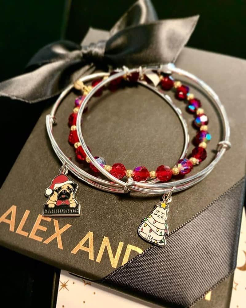 アレックスアンドアニさんのインスタグラム写真 - (アレックスアンドアニInstagram)「We want to see your (meaningful) gifts 🎁Share a photo of your new charms with #ALEXANDANIcharmers for a chance to win a $250 e-gift card* 📸✨ * *NO PURCHASE NECESSARY. VOID WHERE PROHIBITED. Open only to US/DC and Canada (excluding Quebec), winner(s) must be 18+. Ends 1/4/2021 at 12PM EST. Winners will be contacted via direct message. Sponsored solely by ALEX AND ANI®. See Official Rules at link in bio.」12月27日 11時33分 - alexandani