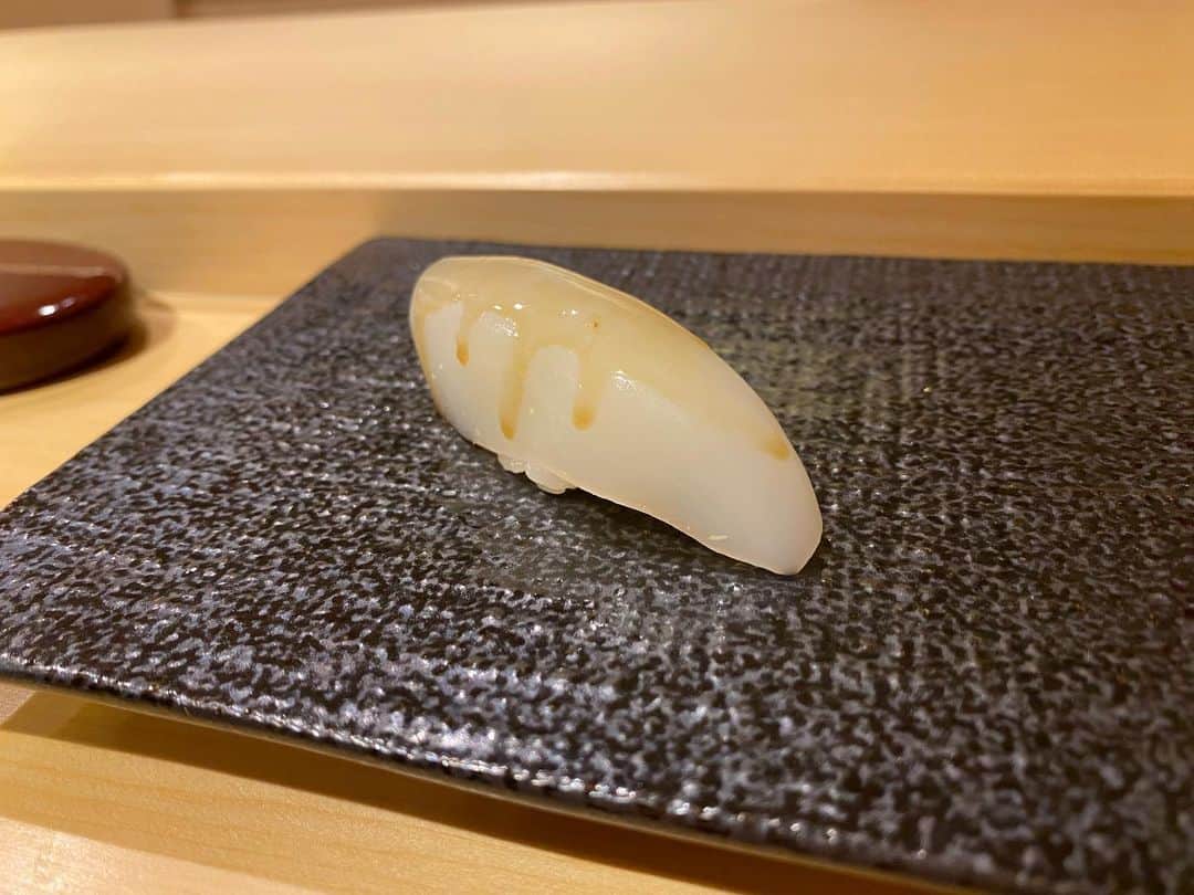 迫田愛子さんのインスタグラム写真 - (迫田愛子Instagram)「少し前のはなし。 鹿児島に移った鮨ぴんく @kagoshimasushipin に💖﻿ ﻿ あ。間違えた。 #鮨一 でした✋﻿ ﻿ 鹿児島、九州ならではの美味しいお魚と築地からの美味しいお魚を使った鹿児島でしか味わえない江戸前鮨。﻿ ﻿ 最高に美味しかった。﻿ もしかしたら東京の時よりももっと美味しかった✨﻿ ﻿ 山さんの小技がまた憎い！﻿ 下ネタも健在のようです！笑﻿ ﻿ ﻿ 世間でアルコールがない時に、お店用にと手荒れしない丁寧に作られた消毒用アルコールを送って下さり、とてもお世話になった角玉梅酒や晴耕雨読、山椒焼酎AKAYANEで有名な #佐多宗ニ商店 さんにもご挨拶に行って来ましたが﻿ それはそれは素晴らしく(また UPしますね)✨﻿ ﻿ ﻿ 鹿児島って良いところだなぁ。。と、とっても好きになりました☺️💕」12月27日 11時33分 - aiko_esnail