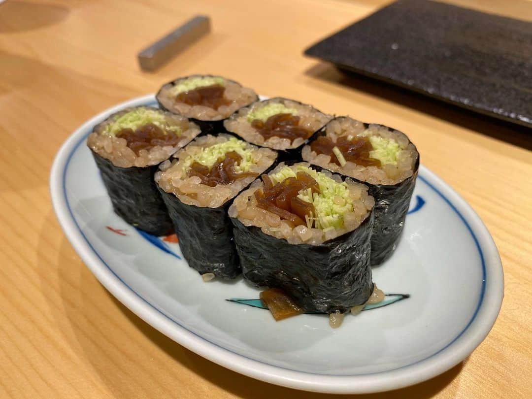 迫田愛子さんのインスタグラム写真 - (迫田愛子Instagram)「少し前のはなし。 鹿児島に移った鮨ぴんく @kagoshimasushipin に💖﻿ ﻿ あ。間違えた。 #鮨一 でした✋﻿ ﻿ 鹿児島、九州ならではの美味しいお魚と築地からの美味しいお魚を使った鹿児島でしか味わえない江戸前鮨。﻿ ﻿ 最高に美味しかった。﻿ もしかしたら東京の時よりももっと美味しかった✨﻿ ﻿ 山さんの小技がまた憎い！﻿ 下ネタも健在のようです！笑﻿ ﻿ ﻿ 世間でアルコールがない時に、お店用にと手荒れしない丁寧に作られた消毒用アルコールを送って下さり、とてもお世話になった角玉梅酒や晴耕雨読、山椒焼酎AKAYANEで有名な #佐多宗ニ商店 さんにもご挨拶に行って来ましたが﻿ それはそれは素晴らしく(また UPしますね)✨﻿ ﻿ ﻿ 鹿児島って良いところだなぁ。。と、とっても好きになりました☺️💕」12月27日 11時33分 - aiko_esnail