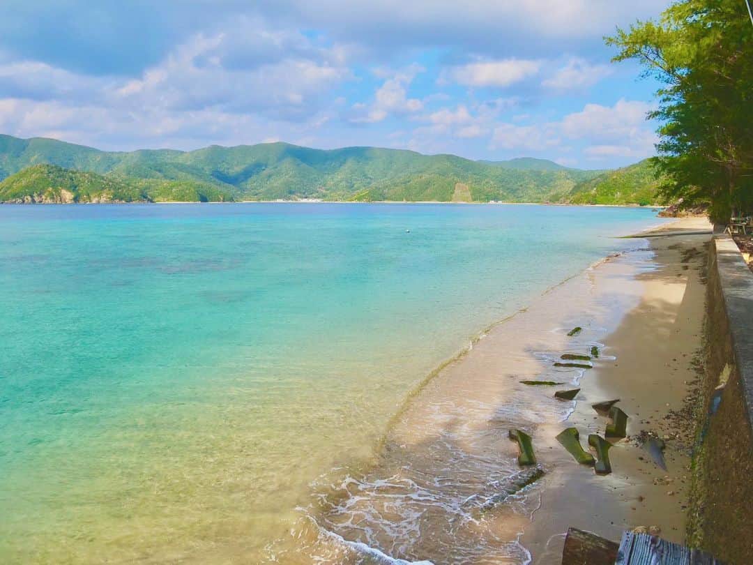 小林希さんのインスタグラム写真 - (小林希Instagram)「鹿児島県旅客船協会のキャンペーンに参加して乗船券🚢当たりたい！のと、 年末年始に今年は奄美群島を旅したいと 思っていたし、毎年通っている 加計呂麻島に行けなかったので、 奄美群島の写真をたくさんアップして みなさんにも島旅・船旅気分を味わって いただければ嬉しいです😊  まずは、加計呂麻島。 ありがたいことに美しい海は たくさん出会ってきたけど、 大好きな海の一つは加計呂麻島です✨ ここで泳いだり、釣りしたり、ぼーっと眺めたり、貝拾ったり。 人がいないのも、いいんだなぁ✨  キャンペーンは、 #しま旅love  を、付けて投稿するだけ！  #amamioshima #鹿児島県旅客船協会  #マルエーフェリー #マリックスライン  #奄美海運  #奄美群島 #奄美大島 #加計呂麻島 #喜界島 #徳之島 #沖永良部島 #与論島 #与路島 #請島 #しま旅love」12月27日 11時39分 - nozokoneko