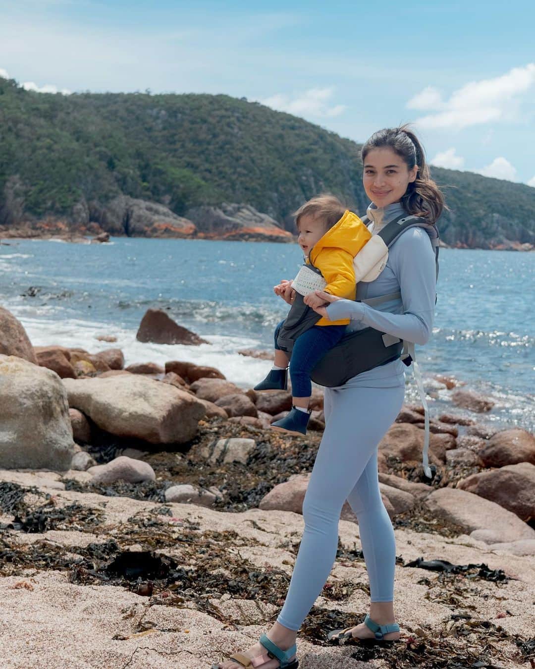 アン・カーティスのインスタグラム：「My new favorite kind of workout -  Hikes & walks with this little girl strapped to me, swinging her happy little feet to and fro ✨  Kinda feels like being pregnant all over again 🤰🏻😂  Wearing @our.recess WLB  jacket and do everything legging in Sky 🌌   📷 : papa @erwan」