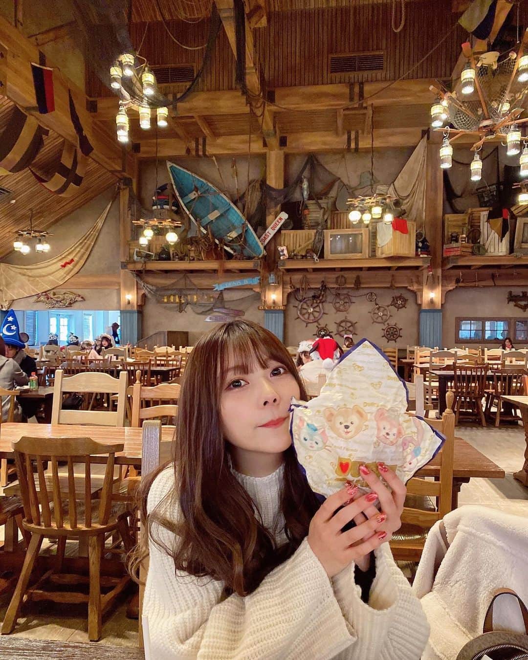 のインスタグラム：「・  美味しいもの食べてる時が 一番幸せ🐻💖  食べたいものを食べたい時に 思う存分楽しんで食べられるように 健康でいなければと改めて思う🙏🏻  もう若くないので… 来年は20代最後の年になるし、 健康的に、規則正しい生活を送る！  #20代最後ってパワーワードすぎ #クリスマス#クリスマス限定 #ケープコッド#ハンバーガー#🍔 #チキン#クリスマスチキン#🍗 #ディズニーシー#disneysea  #follow#followｍe」