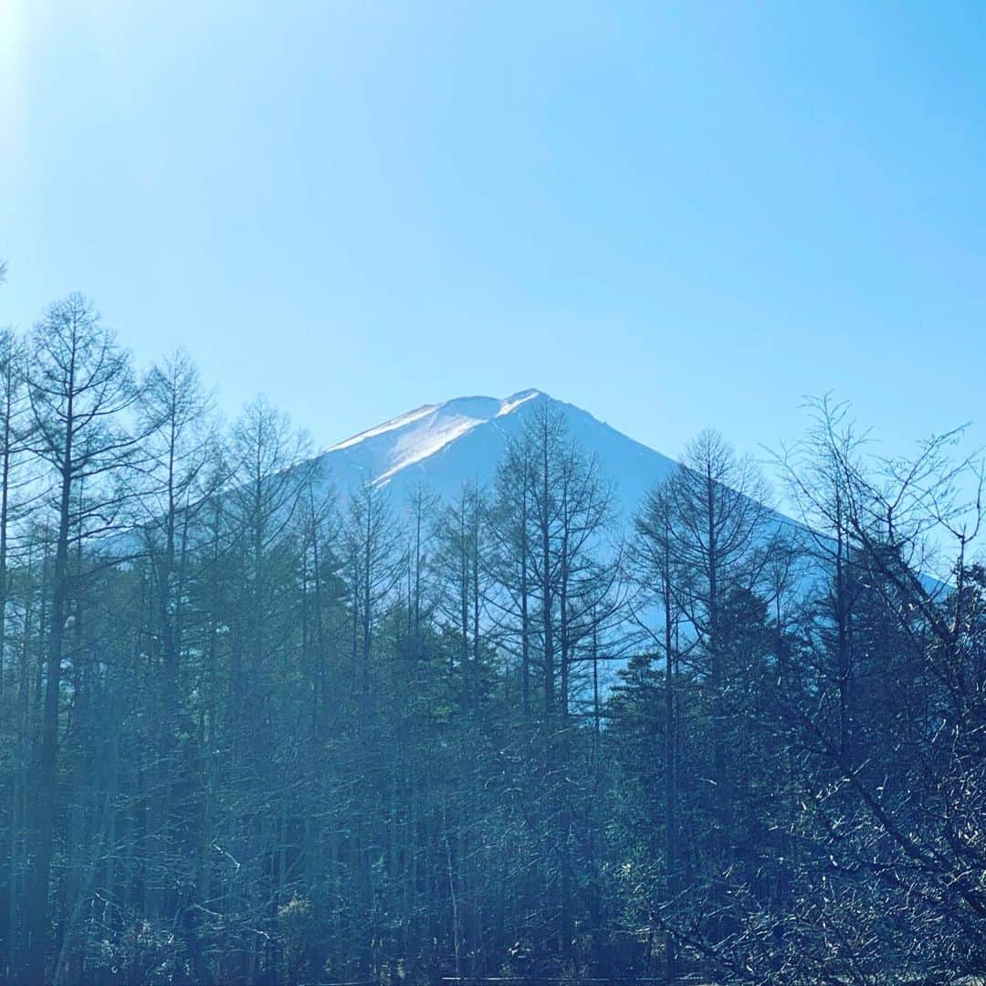 奥井亜紀さんのインスタグラム写真 - (奥井亜紀Instagram)「富士山🗻！#お散歩は三歩でも良し  #誰もいない」12月27日 11時53分 - akiokui