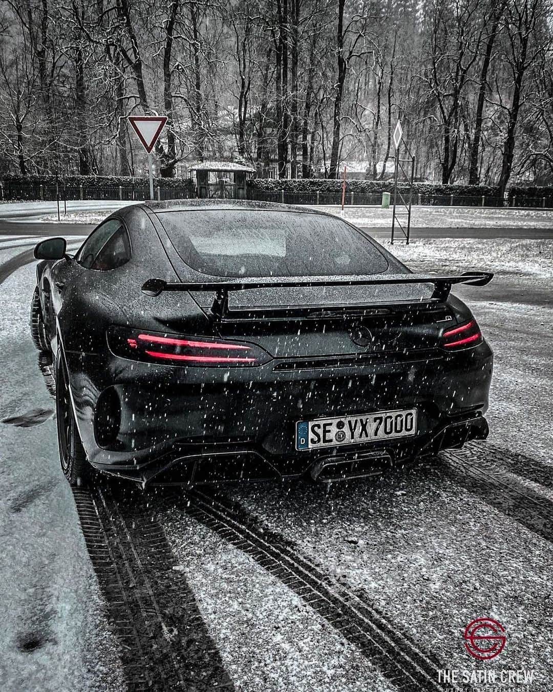 CARLiFESTYLEさんのインスタグラム写真 - (CARLiFESTYLEInstagram)「Mercedes AMG GT R looking good in the snow. @thesatincrew #carlifestyle」12月27日 11時47分 - carlifestyle