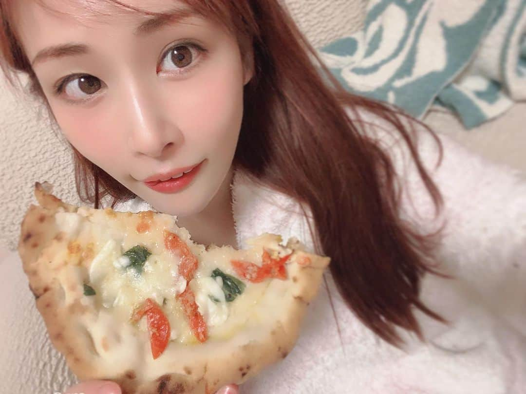 横町ももこさんのインスタグラム写真 - (横町ももこInstagram)「💖 . お家で焼きたてのナポリピザが食べれる #もはやナポリ の冷凍ピザでお家でピザパーティー🍕🍕🍕 . 職人さんが一枚一枚手で生地をのばして薪窯で焼き上げたピザが冷凍でお家に届くので 解凍してフライパンで温めたら本格ナポリピザがお家で食べれちゃいました😍❤️ . 焼き方も簡単で、ランダムで届いた3枚のピザも好きな味ばかりでペロリと食べてお腹いっぱいだった❣️ . 年末年始のステイホームに家族でピザパーティーするのにもめっちゃオススメ👍✨ . . #お取り寄せグルメ#ピザお取り寄せ#ピザ通販#冷凍ピッツァ#冷凍ピザ#pizza#ピザパーティー#ピザパ#おうち時間 #ステイホーム#stayhome#家族ごはん#おうちごはん#pr #グルメ女子#家で過ごそう #フリーモデル#ブロガー#インフルエンサー#横浜ライフ #横町ももこ」12月27日 11時48分 - momochadayo