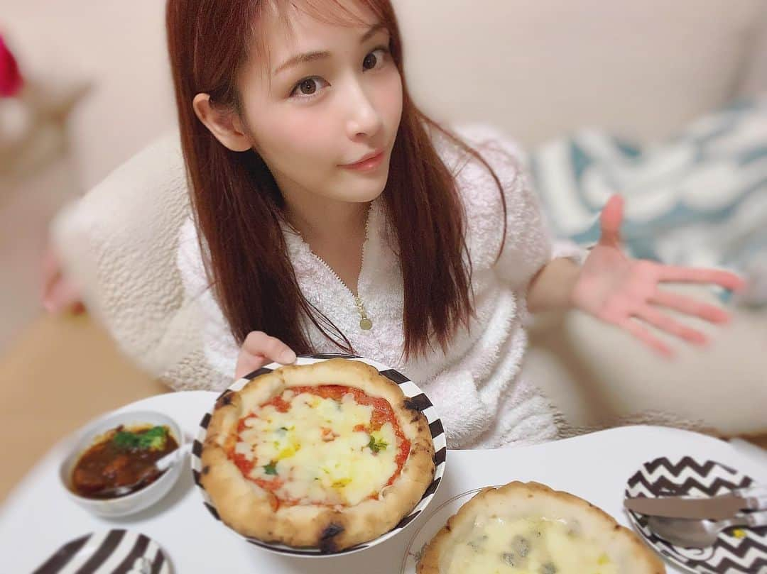 横町ももこさんのインスタグラム写真 - (横町ももこInstagram)「💖 . お家で焼きたてのナポリピザが食べれる #もはやナポリ の冷凍ピザでお家でピザパーティー🍕🍕🍕 . 職人さんが一枚一枚手で生地をのばして薪窯で焼き上げたピザが冷凍でお家に届くので 解凍してフライパンで温めたら本格ナポリピザがお家で食べれちゃいました😍❤️ . 焼き方も簡単で、ランダムで届いた3枚のピザも好きな味ばかりでペロリと食べてお腹いっぱいだった❣️ . 年末年始のステイホームに家族でピザパーティーするのにもめっちゃオススメ👍✨ . . #お取り寄せグルメ#ピザお取り寄せ#ピザ通販#冷凍ピッツァ#冷凍ピザ#pizza#ピザパーティー#ピザパ#おうち時間 #ステイホーム#stayhome#家族ごはん#おうちごはん#pr #グルメ女子#家で過ごそう #フリーモデル#ブロガー#インフルエンサー#横浜ライフ #横町ももこ」12月27日 11時48分 - momochadayo