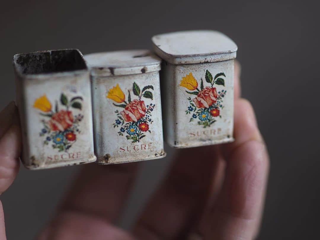kiyomiさんのインスタグラム写真 - (kiyomiInstagram)「❤︎ ・ original handmade miniature  size 1/6 . . 1/6サイズ。 ロゴの可愛さにひかれて 缶もの続いてます。 ・ ・ ・ ・ ・ ・ ・  ・ #ミ二チュア#miniature  #クグロフ #Bundt#マドレーヌ#フランスアンティーク#Antique#パウンドケーキ#ケーキ型 #cake#マドレーヌ型 #instagramjapan #Madeleine#パウンド型#photographyoftheday#焼き型#小さいもの  #ドーナツ型#ミニチュアフード#cute #ナンバープレート#測り #カフェオレボール#ホウロウ#キッチン雑貨#アンティーク陶器 #ブレット缶#キッチン雑貨#kitchen #木箱#ティン缶」12月27日 11時49分 - chiisanashiawase2015