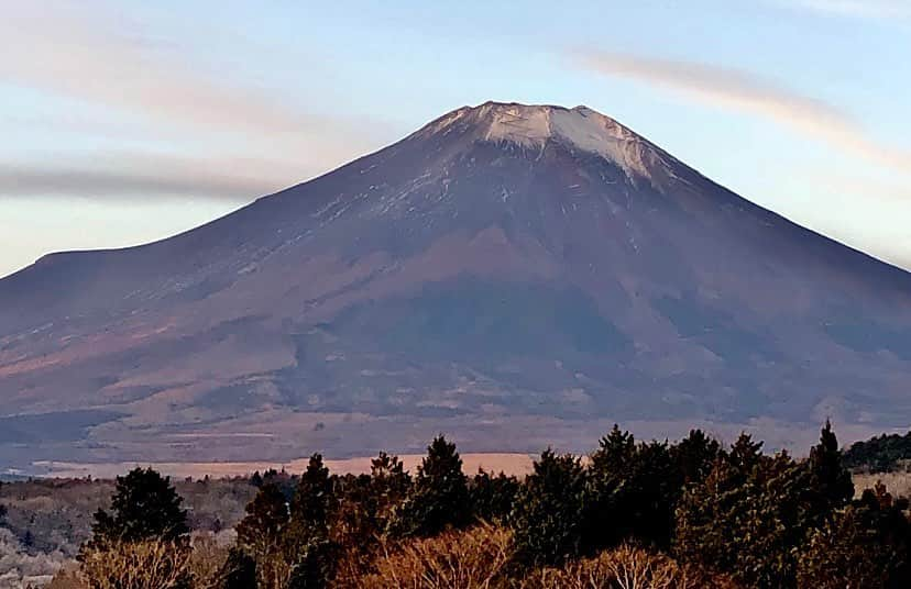 渡辺裕之さんのインスタグラム写真 - (渡辺裕之Instagram)「今日の富士山 #霊峰富士 #雪が少ない富士山  ＃晴れ #合掌 #良い休日を」12月27日 11時50分 - hiroyuki6267