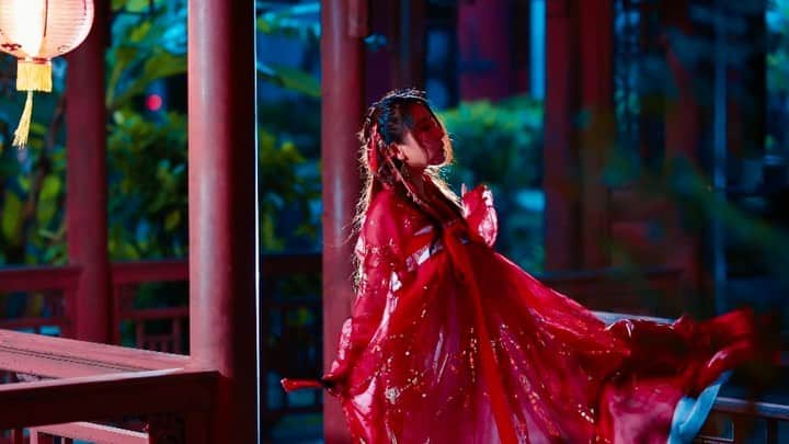 舘林佳史のインスタグラム：「#ムーラン 中国にタイムトリップ🥰  古代唐韓服ドレスで撮影  ༚┈❁┈༚༝༝༚┈❁┈༚༝༝༚┈❁┈༚༝༝༚┈❁┈ ༚༝༝༚┈❁┈﻿  ﻿ 誰でも物語の主人公になれる﻿ ﻿ をキャッチコピーにドラマや映画﻿ 物語のワンシーンの様なDramaticStoryPhot﻿ と言う名前で活動作品作りをしています。﻿ ﻿ 大好評のドラマティックフォトのご依頼は﻿ このクオリティーで30000円〜(ほぼ諸経費)﻿ で受け賜わっています)^o^( ﻿ ﻿  お姫様になりたい👸物語の主人公になってみませんか^ ^⁉︎﻿ ﻿﻿ ﻿  モデル宣材撮影 コンポジ Book作り プロフィール撮影 ブライダルフォト記念撮影 衣装レンタル 成人式 着物 ドレスロケーションフォト スチール サロンモデル撮影 写真集等撮影のご依頼何でもお気軽にお問い合わせDM下さい✨📩 ﻿ ﻿ ༚┈❁┈༚༝༝༚┈❁┈༚༝༝༚┈❁┈༚༝༝༚┈❁┈ ༚༝༝༚┈❁┈ ﻿ ﻿#中国#タイムトリップ#タイムトラベル ##沖縄 #ファッションモデル#CanonEOSR6 ﻿#canonr6 #ポートレート #宣材 #model#photo#カメラマン#ロケーションフォト#ロケ撮影#カメラマン#photographer#モデル募集#ポートレートモデル募集#スナップ撮影#ポートレートモデル#写真#カメラ﻿ #portrait #portrait_star #jj_allportraits #tv_soul #tv_people #phototag_peop﻿」
