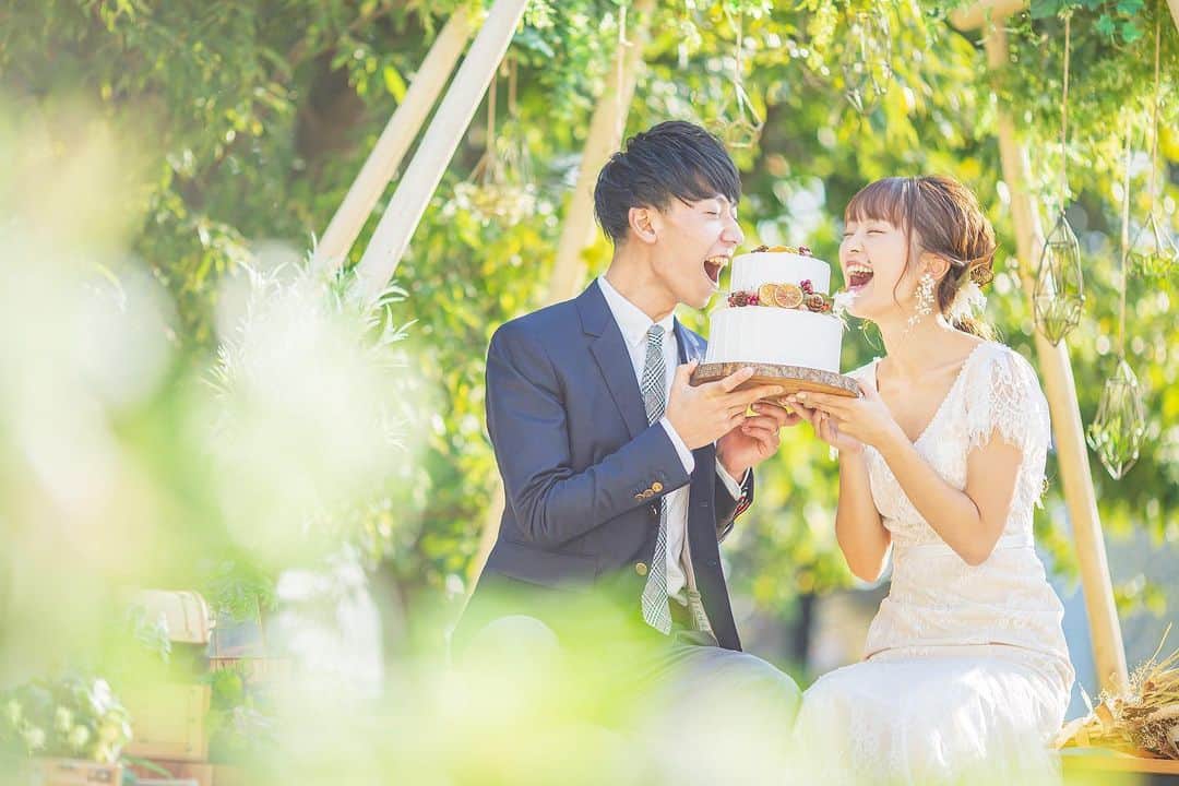 結婚式場ブランレヴュー宇都宮アクアテラスのインスタグラム：「.﻿ とびっきりの笑顔が可愛らしい一枚❤︎﻿ ﻿ 緑溢れるガーデンでおしゃれ小物を使って撮影＊﻿ ﻿ クレイケーキは花嫁様の手作りDIY♩﻿ ﻿ 年末年始休暇で結婚式に向けたDIYは﻿ いかがですか？☺︎﻿ ----------------------------------------﻿ ﻿ ブライダルフェア開催中☆﻿ ご来館限定でギフト券最大10000円！﻿ ﻿ 【当日予約OK☆】﻿ 豪華特典盛り沢山！﻿ 年末ラストのBIGフェア❤︎﻿ ﻿ 詳細は下記▽▽﻿ https://www.dearswedding.jp/blancrevue/fair/﻿ ﻿ リニューアルしたNewチャペルのご見学もお楽しみに♩﻿ ﻿ プロフィールからご覧いただけます！ @blancrevue_wedding」