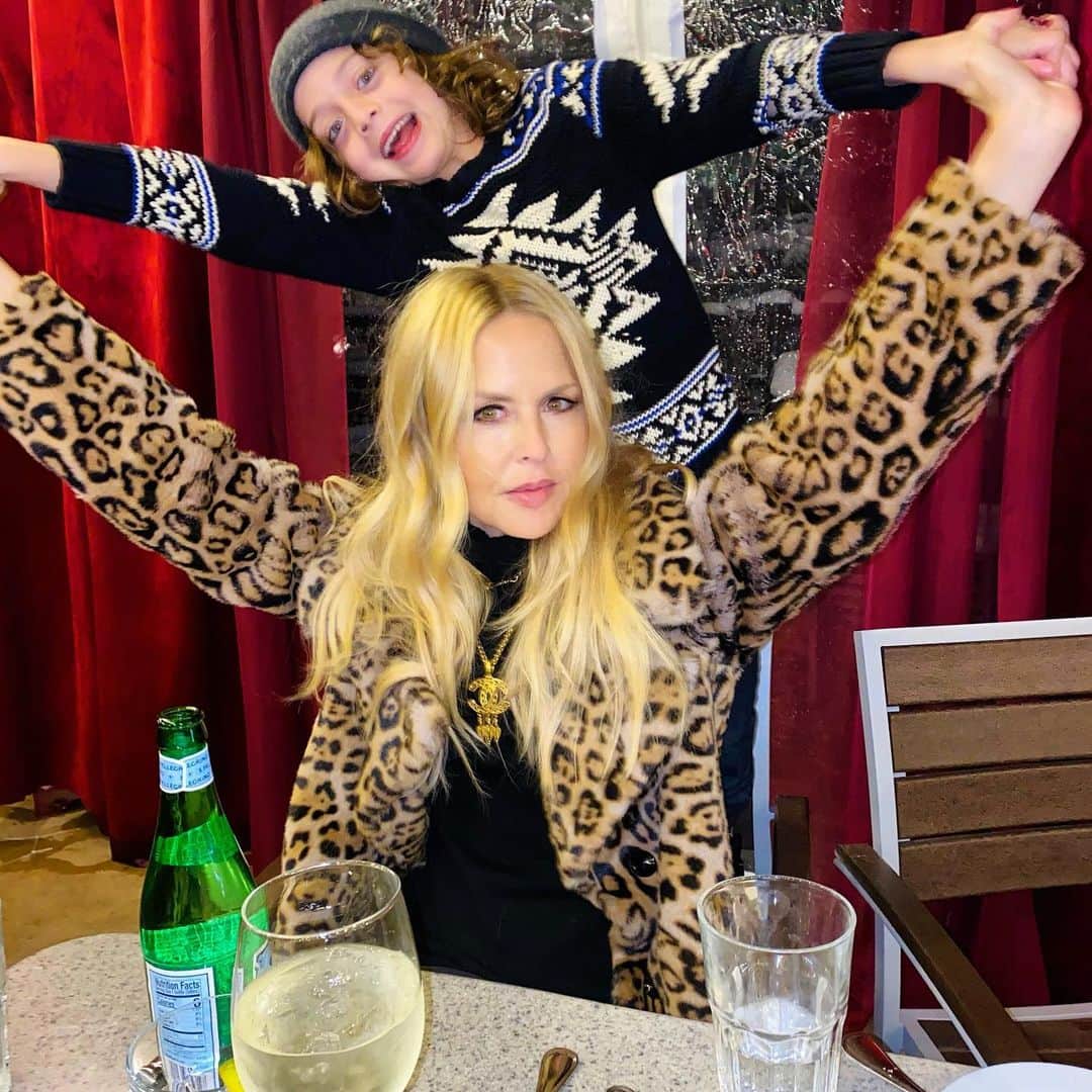 レイチェル・ゾーのインスタグラム：「What a first dinner out in several months looks like .. anyone else ? 🤪🍷 #chaos #boymom XoRZ」