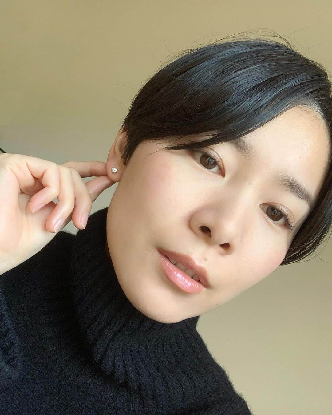森なな子のインスタグラム：「お母さんからプレゼントが届いた！ 唯一必ずつけるアクセサリーのピアス✨ 幼馴染みのひとみちゃんとお揃いなんだって♪ お母さん、おばちゃんありがとう😊 #お気に入り」