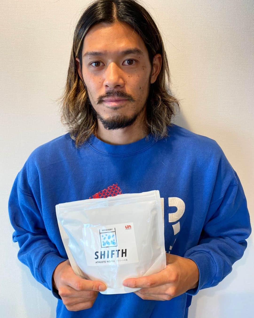 山口蛍のインスタグラム：「僕も開発に携わったSHIFTHの#入浴剤 シトラスの香りでリフレッシュ出来ます😊 1年の疲れを取るのに、 ぜひ使ってみて下さい💪🏻 #SHIFTH #アスリートの湯 #udnfoundation」