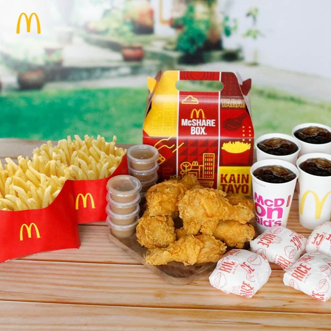 McDonald's Philippinesのインスタグラム：「Having a little year-end get-together with your BFFs?  Feast over our McShare Bundle for 4 — includes 8 pcs. Chicken McDo, 2 BFF Fries, 4 rice, and 4 drinks of your choice. Order now via the McDelivery PH App, website, or call 8888-6236 (for NCR) to get FREE Delivery!」