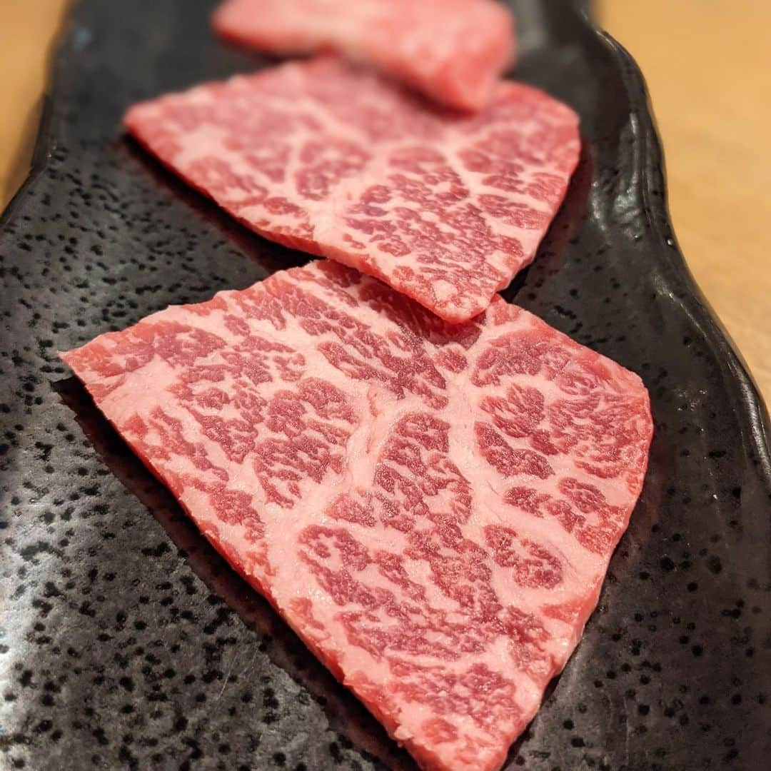 大見さなえさんのインスタグラム写真 - (大見さなえInstagram)「虎ノ門『#肉と日本酒 』﻿ 吉祥寺肉山プロデュース😆🥩﻿ ﻿前回お酒メインに載せたから、今回お肉メインで🍖  常備20種類以上の日本酒が﻿ 2時間30分飲み放題🤤🍶！(ビールやサワーも)﻿ コースは6500円、8,500円の飲み放題付き！﻿ ﻿ お肉はシャトーブリアン炙り焼きや﻿ 上レバー、ハツ刺し、厚切りタンなど、﻿ これまた日本酒と合う🤤🍶﻿ ﻿ カウンターで1人焼肉もできるよ🥩﻿ 虎ノ門の店舗は予約とれやすくて狙い目😎﻿ ﻿ コース内容﻿ ・キムチとナムルの盛合わせ﻿ ・蒸し豚﻿ ・ハツ刺し﻿ ・センマイ刺し﻿ ・タン刺し(お店からサービス)﻿ ・特選上レバー﻿ ・新鮮ホルモンと塩焼肉の盛合わせ﻿ ・焼きしゃぶ﻿ ・中〆の一口冷麺﻿ ・和牛ハラミとホルモンのタレ焼肉﻿ ・お野菜﻿ ・特選シャトーブリアンと赤身の炙り焼﻿ ・復刻・亀戸カレー﻿ ﻿ ーーーーーーーーーーーーーーーーーーーー﻿ ﻿ エリア　虎ノ門 新橋﻿ 予算　6500円〜8500円﻿ 営業時間(コロナ影響により変更あり)﻿ ［月～金］﻿ 11:30～14:00 17:00～23:00﻿ ラストオーダー22:00﻿ ［土］﻿ 17:00～23:00 ラストオーダー22:00﻿ 定休日　日祝日　　﻿ ﻿ #虎ノ門グルメ #焼肉 #日本酒 #虎ノ門焼肉﻿」12月27日 11時59分 - tabe_megumi