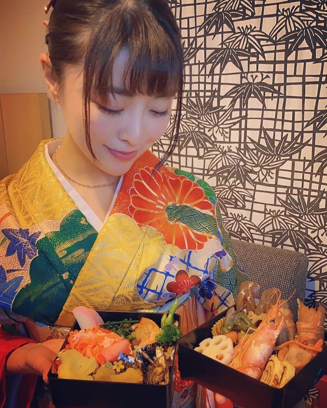 みおり舞のインスタグラム：「おせち15品目作りました🎍 おせち料理作り楽しかったので毎年作れたらと思いました😍 #osechi #japan #みおり舞　#1からスタート #おせち料理  #お祝い　#オフ会　#AV女優　  是非お食べ下さいませ🎍」