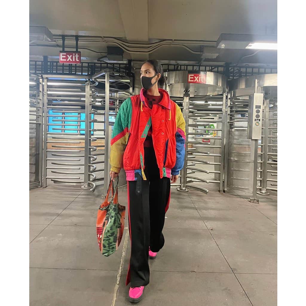 金原杏奈のインスタグラム：「Happy holidays 🎄✨ ・ クリスマスは決まって赤のセーター❤️ それに合わせて古着のジャケットに @drmartensofficial のピンクブーツで とことん派手な格好になりました！ 最近、荷物は全部ポケットに入れて たくさん入って便利な エコバッグばっかり持ち歩いてる。笑 ・ #christmas #fashion #vintage  #クリスマスは派手に #ファッション」