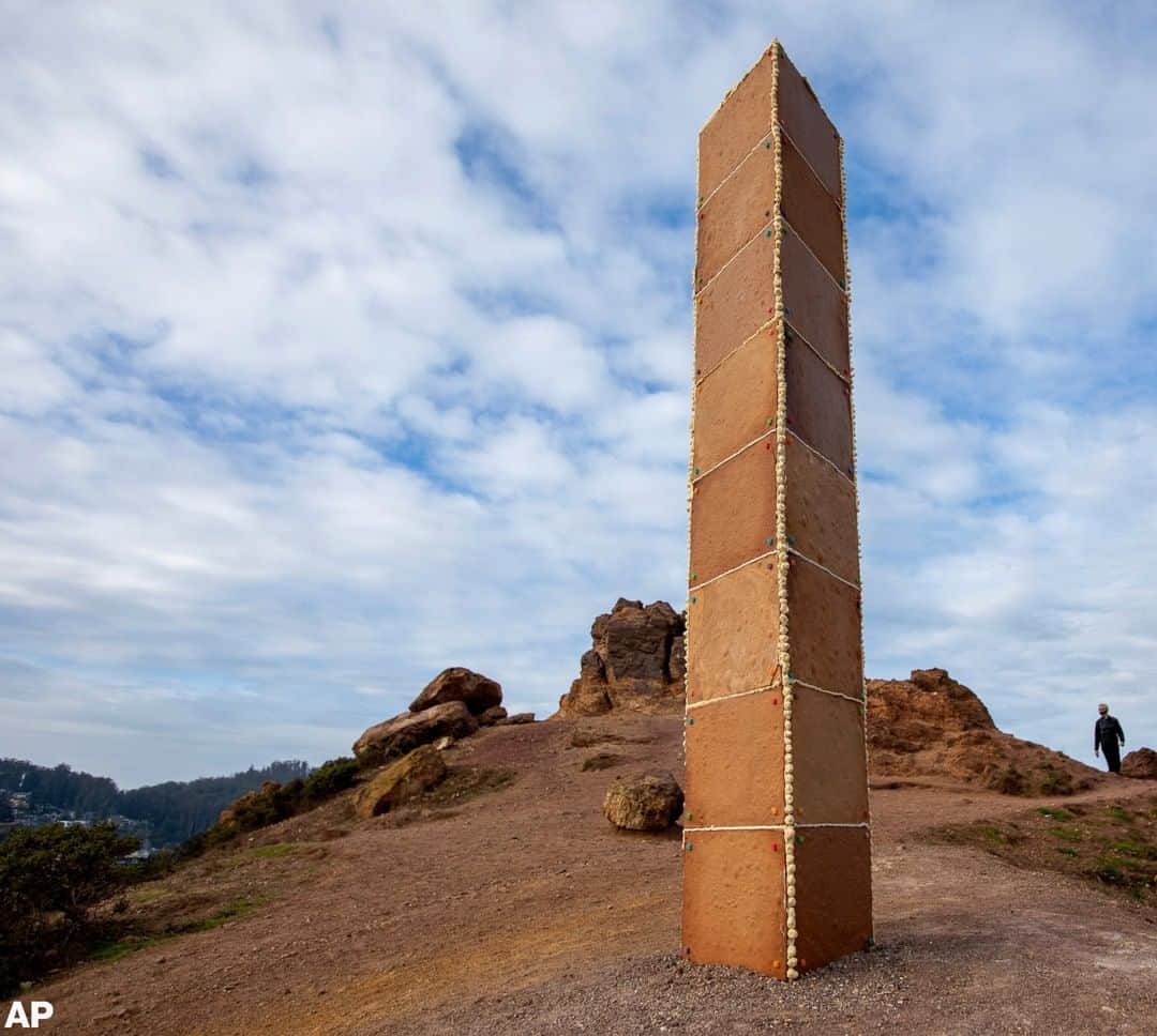 ABC Newsさんのインスタグラム写真 - (ABC NewsInstagram)「A nearly 7-foot-tall monolith made of gingerbread mysteriously appeared on a San Francisco hilltop on Christmas Day — then collapsed overnight as rainy weather moved through the Bay Area.」12月27日 12時03分 - abcnews