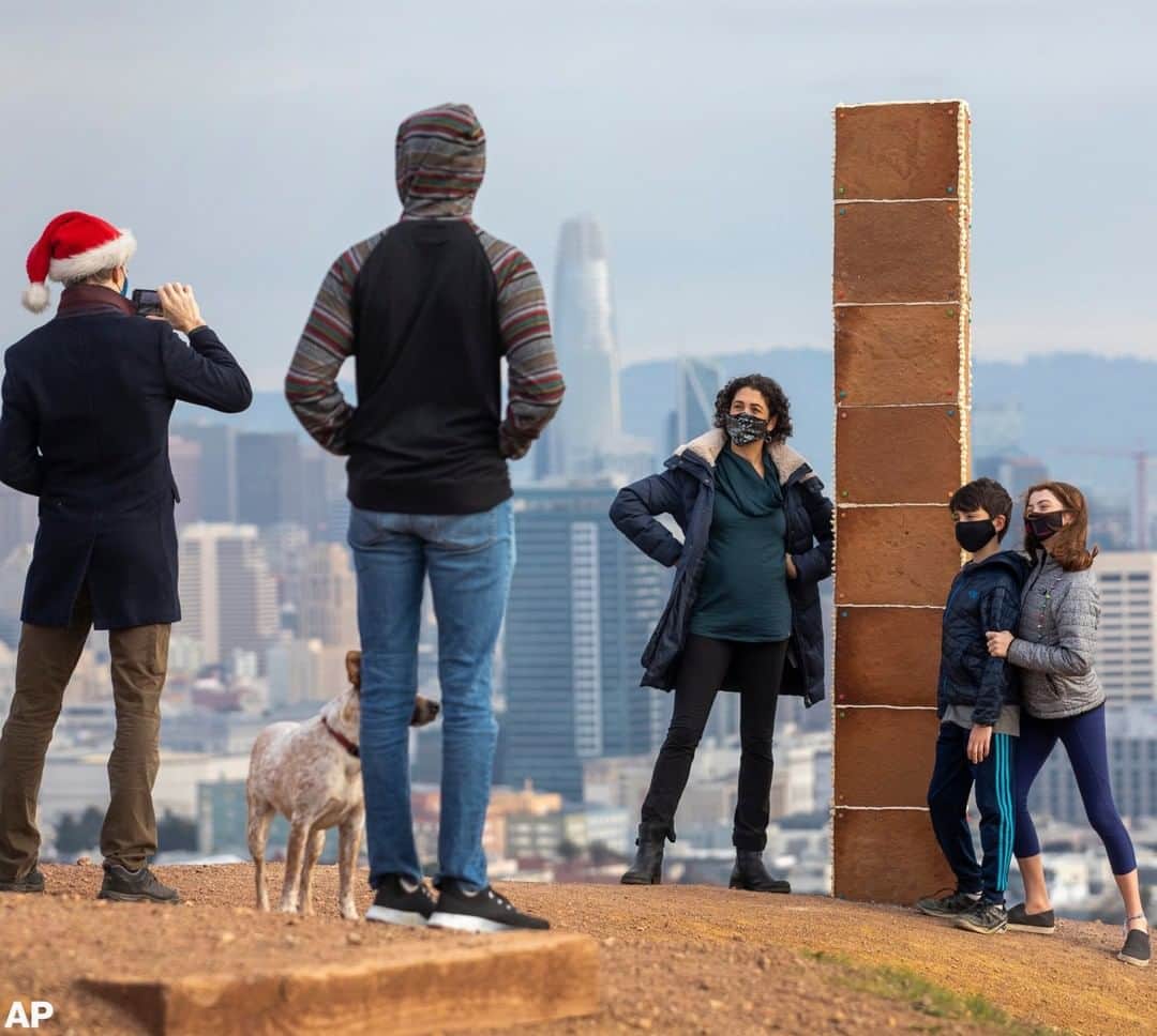 ABC Newsさんのインスタグラム写真 - (ABC NewsInstagram)「A nearly 7-foot-tall monolith made of gingerbread mysteriously appeared on a San Francisco hilltop on Christmas Day — then collapsed overnight as rainy weather moved through the Bay Area.」12月27日 12時03分 - abcnews