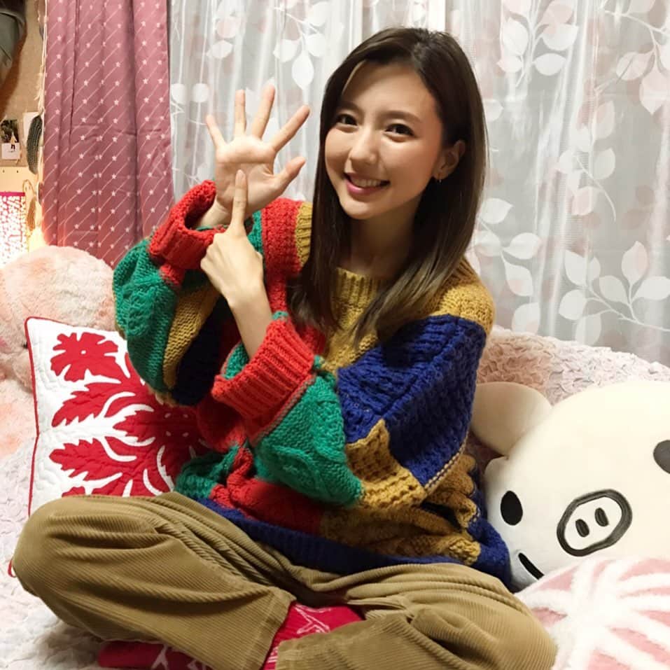 逃げるは恥だが役に立つのインスタグラム：「逃げるは恥だが役に立つ ガンバレ人類！新春スペシャル！！  1月2日の放送まで、あと６日！  今日はやっさんがカウントダウン！  #逃げ恥 #真野恵里菜 #やっさん家 #ぬくぬくニット #Twitterもみてね！ #もーすっかり年末ですね #お正月は一挙放送もあるよ」