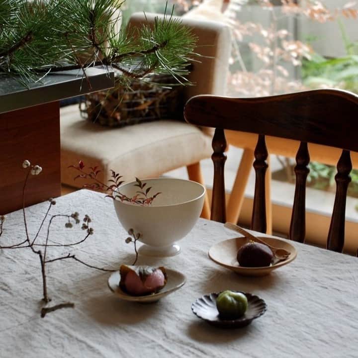 ムクリ［mukuri］さんのインスタグラム写真 - (ムクリ［mukuri］Instagram)「日常に特別感をプラスするお正月のインテリア〜新年を気持ちよく過ごすために〜  クリスマスも終わり、 気持ちもインテリアもお正月を迎える準備中 といったところでしょうか。  お正月は期間も短いですが、 ちょっとしたインテリアも楽しみたいところ。  「和」なこずえさんのおうちに、 お正月の室礼（しつらい）が映えて、 厳かな気持ちになります。  大掃除や整理整頓に加えて お正月飾りやお花、枝物を飾ると ゆったりとした新年を迎えられそうですね。  ▶︎ご紹介した読み物 https://mukuri.themedia.jp/posts/7490345 「あの人の暮らしが素敵な理由」コーナーよりご覧いただけます＾＾ （キャプション：編集長）  #お正月 #正月飾り #花のある暮らし #植物のある暮らし #キッチン #台所 #和室 #インテリア #マイホーム #新築 #マイホーム計画 #マイホーム記録 #家づくり #家 #おうち #住まい #新築一戸建て #注文住宅 #kitchen #ライフスタイル #シンプルライフ #シンプルな暮らし #暮らし #日々の暮らし #暮らしを楽しむ #丁寧な暮らし #おうち時間 #緑のある暮らし #くらしの編集 #ムクリ」12月27日 12時05分 - mukuri_official