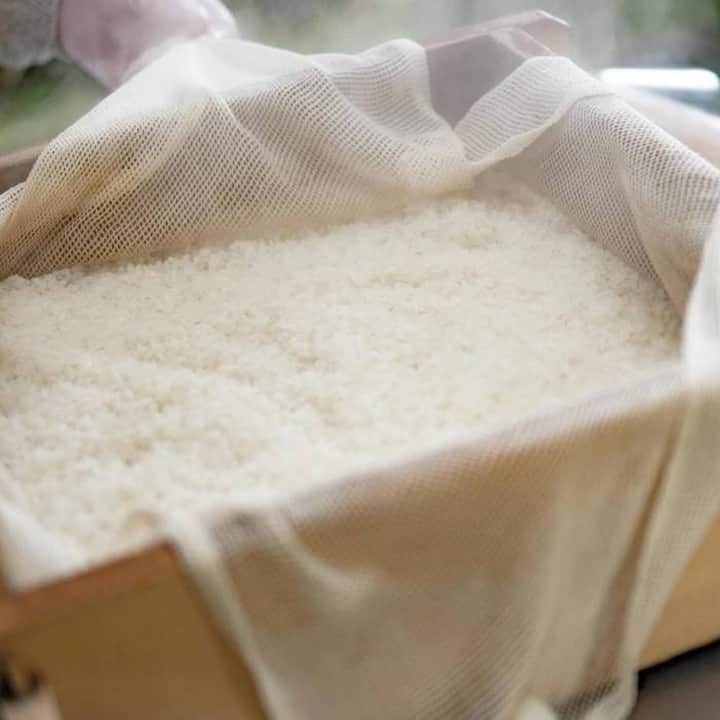 Komerco-コメルコ-さんのインスタグラム写真 - (Komerco-コメルコ-Instagram)「【全品送料無料🎉本日最終日】 #Komerco冬のオンラインマルシェ も本日12/27(日)23:59まで！  三重県鈴鹿市のKUMADA FARMさんの杵つき餅は、もち米の栽培からこだわったお餅。なめらかで弾力とコシがあり、お雑煮に入れても型くずれしにくいのが特徴です。  このお餅は、今だけの期間限定出品✨ 残すところ【12/30(水)発送分のみ】受け付けをされていますので、気になる方はお早めに！  また、12/26配信の「米農家さんのお餅を味わう お正月準備LIVE」ではKomercoスタッフがこのお餅のおいしい楽しみ方ををご紹介しました。 内容はアーカイブでご覧いただけますので、IGTVよりチェックしてみてくださいね😉  ------------------------------- ▷Web版はプロフィールリンクから📲 @komerco_official  ▷iOS版アプリのダウンロードはAppStoreにて「Komerco」または「コメルコ」と検索🔎 -------------------------------  #冬もおうちごはんを楽しもう #komerco #コメルコ #cookpad #クックパッド #komercoごはん #料理をもっと楽しく #おうちごはんを楽しもう #おうちごはん #instafood #foodpic #cookinglove #手しごと #手作り #うつわ好きな人と繋がりたい #お取り寄せ #陶器市 #マルシェ #オンラインマルシェ #送料無料 #餅 #おもち #お餅 #お正月 #お雑煮 #お汁粉 #三重 #KUMADAFARM #mochi」12月27日 12時05分 - komerco_official