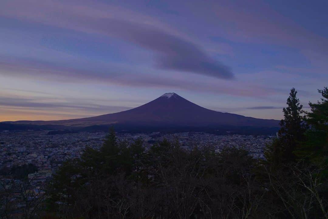 たなしんのインスタグラム：「初めてのMVをつくってます！ たなしん撮影、編集 1/1公開予定  #夜明けの歌 #日の出富士山」