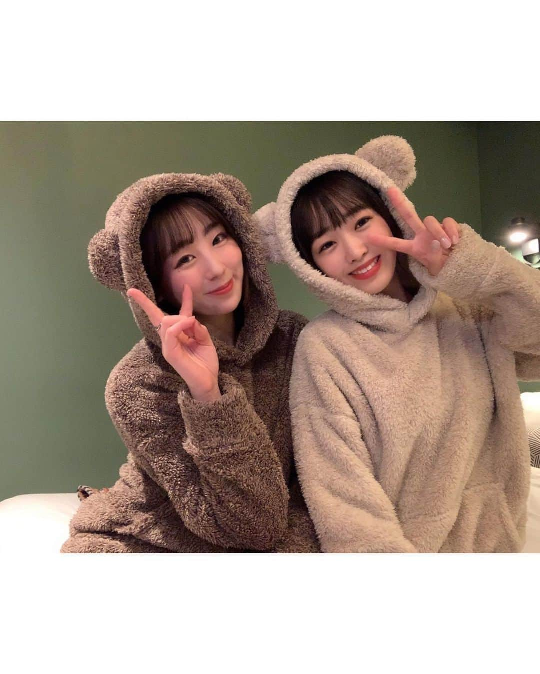 SAKURAさんのインスタグラム写真 - (SAKURAInstagram)「こんにちは🌸﻿ ﻿ ﻿ ﻿ クリスマス、終わっちゃいましたね🥲﻿ 皆さま、クリスマス何して過ごしましたか〜？？﻿ 私は！！！！NANAMIと過ごしてました🥰🥰﻿ 本当に楽しすぎてあっという間だったな🥺﻿ たーくさんお喋りしたり、音楽番組見ながら歌ったり🤣﻿ 素敵なクリスマスを過ごせました💗🎅🏻🎄﻿ ﻿ ﻿ ﻿ 📸クマちゃんになっちゃった！！！！🧸💗﻿ ﻿ ﻿ #bs2020 #buffaloes #baseball #orixbuffaloes #npb  #プロ野球 #野球好きな人と繋がりたい #野球  #merrychristmas #christmas #xmas  #双子コーデ #おそろコーデ #パジャマ #女子会 #クマ #🐻  #sakura_365 #sakura #365 #🌸 #🐒」12月27日 12時09分 - sakura_bsgirls_365