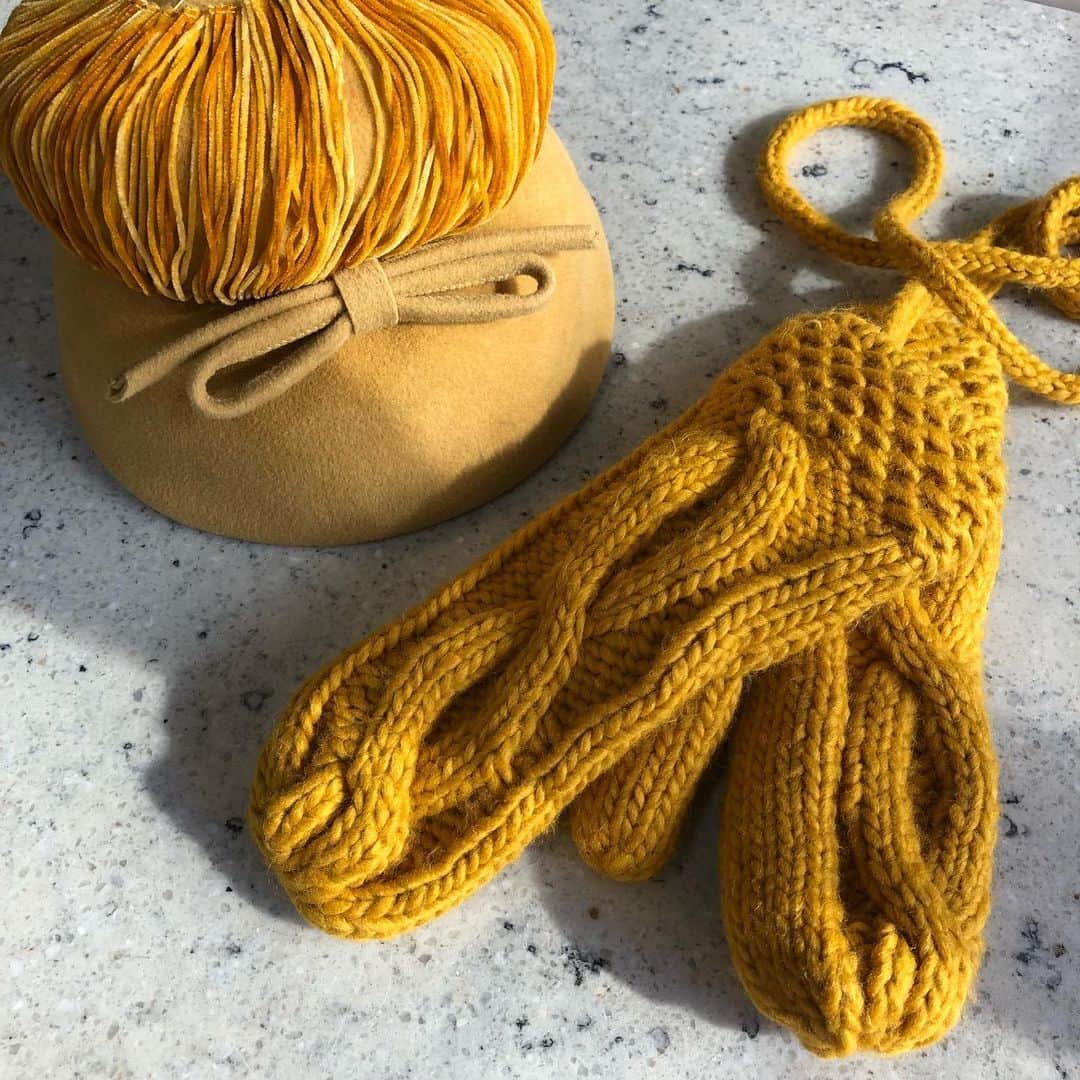 NUTTY Vintage&Collectibleのインスタグラム：「🇺🇸NEW ARRIVAL🇺🇸  ☑︎vtg mastard yellow hat ☑︎vtg mastard yellow knit gloves  こっくり深みのある マスタードイエローのヴィンテージアイテム。 一つコーディネートに取り入れると ぐっとお洒落に華やかに仕上がります＊  💌DMにてお問い合わせ/通販承っております💌  ❄️☃️12/25(fri)~12/30(wed)限定☃️❄️ お買い上げの皆様にその場でご利用いただける【¥500OFFCOUPON】プレゼント中🎁  ┈┈┈┈┈┈┈┈┈┈┈┈┈┈┈┈┈ 【年末年始営業時間】 ┈┈┈┈┈┈┈┈┈┈┈┈┈┈┈┈┈ 12/30(水) 11:00-18:00 12/31(木) お休み 1/1(金) お休み 1/2(土) 12:00-20:00 1/3(日) 11:00-20:00 1/4(月) 11:00-20:00 1/5(火) 〜普通営業 ┈┈┈┈┈┈┈┈┈┈┈┈┈┈┈┈┈」