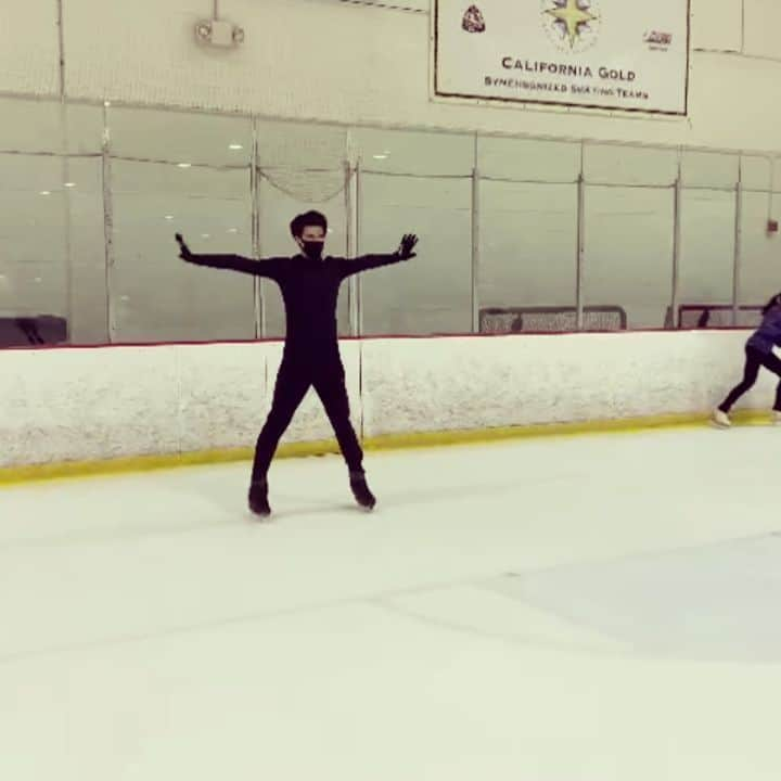 ヤロスラフ・パニオットのインスタグラム：「Happy birthday to me🎁  #23rdbirthday #23yearsold #thegoodlife #pandemicbirthday  #iceskating #figureskating」