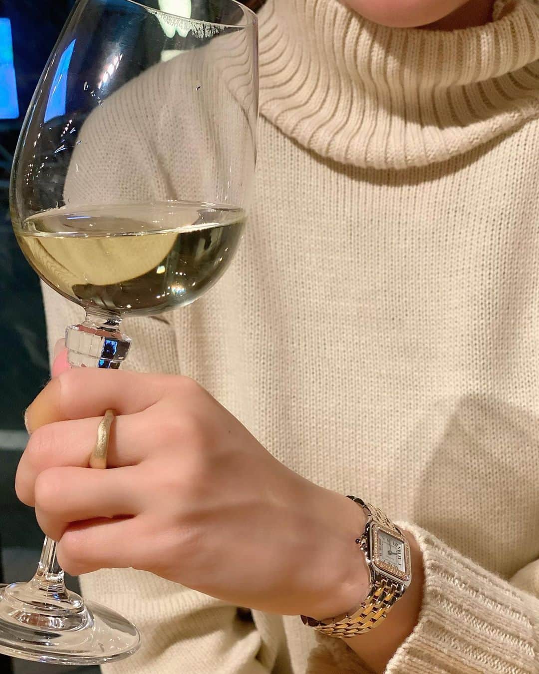 のインスタグラム：「今年も残すことろあと数日🕛 30日が仕事納めなのであと少し💭  時計、可愛い⌚︎✨ @cartier  １枚目と２枚目のどちらを１枚目にしようか悩みました🥺 来年はお洒落な構図で撮れるようになりたいです☺︎  #カルティエ　#パンテールドゥカルティエ  #最近すっかり夜型に　#LINE漫画にハマってる」