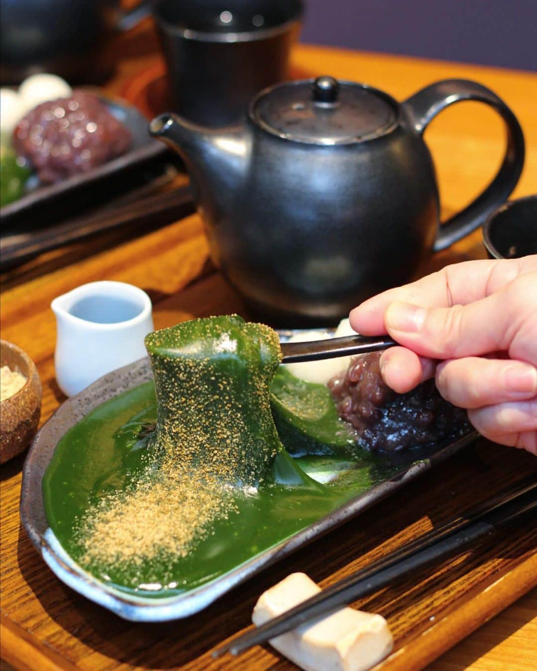 RETRIP<リトリップ>グルメさんのインスタグラム写真 - (RETRIP<リトリップ>グルメInstagram)「【RETRIP×東京】 こちらは京都が本店の「茶寮翠泉」です。こちらでは、出来たてでいただける抹茶わらび餅が大人気なんです。濃厚な抹茶わらび餅とあんこが上品にマッチし、ペロリと食べれちゃう逸品✨お好みできな粉や黒蜜をかけて、最高な和スイーツを楽しんじゃいましょう🍡 . RETRIPでは「おでかけ」に関する様々な情報を発信しています。ぜひ他のアカウントもチェックしてください！ . @retrip_nagoya_ 名古屋の話題のカフェを紹介 @retrip_osaka_ 大阪のおでかけグルメスポットを紹介 @retrip_kyoto_ 京都のおでかけスポットを紹介 @retrip_fukuoka_ 福岡のおでかけグルメスポットを紹介 @retrip_hokkaido_ 北海道のおでかけスポットを紹介 @retrip_korea_ 韓国の話題のカフェを紹介 @retrip_news 最新のおでかけ情報を紹介 @retrip_nippon 日本の絶景を紹介 @retrip_global 海外の絶景を紹介 @retrip_gourmet 全国の話題のスイーツを紹介 @retrip_dinner 全国の話題のごはんを紹介 @retrip_cafe 全国のおしゃれなカフェを紹介 . ▼RETRIP[リトリップ]のアプリは AppStore、GooglePlay「リトリップ」で検索！ プロフィールのURLからもダウンロードできます。 . photo by  @cafe_nagoya0426 . . #retrip #retrip_ui #茶寮翠泉 #茶寮 #新宿グルメ #新宿カフェ #抹茶 #わらび餅 #カフェ好きな人と繋がりたい #スイーツ好き #スイーツ好きな人と繋がりたい #スイーツ好きな人とつながりたい #グルメ好きな人と繋がりたい #グルメ好き #グルメ好きと繋がりたい #スイーツ部 #カフェ部」12月27日 12時14分 - retrip_gourmet