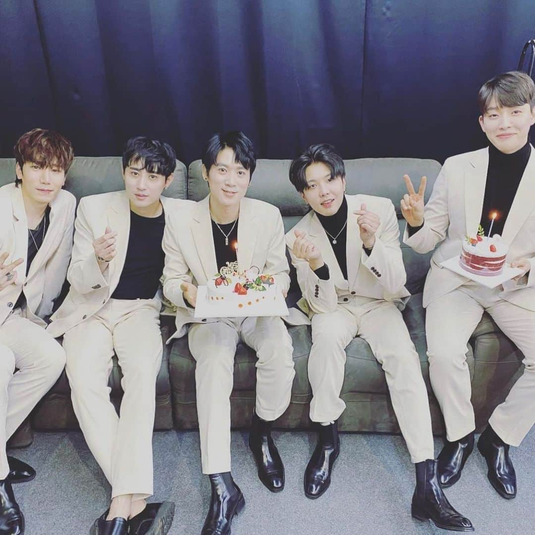 E.coさんのインスタグラム写真 - (E.coInstagram)「31일 #비대면 #콘서트 #티켓팅 시작 올해 마지막 #공연 다시 못할줄 알았던 음악을 다시 시작하게 된 2020년에 나무 감사할뿐입니다! 티켓팅은 프로필 링크로! #오션 #5tion #이코 에서 #준영 으로  🍀12/31は、bbangyatvではなくFCLIVEでライブ配信いたします❣️  🍀ライブ＆特典会、全てFCLIVEで行います❣️  🍀12/31(当日) 19:00までチケット販売致します❣️  🍀お問い合わせ先はFCLIVEとなりますので、詳細は改めてHPにて告知致します❣️  \開催決定💕/ 《🔉🎶VOLUME LIVE🎶🔊》 5tion ONLINE LIVE  2020年最後の日も一緒に盛り上がりましょう🧡  🗓2020.12.31(THU)  🖥#FCLIVE  19:00👉 fancafe.jp/shop/item.php?…  23:00👉 fancafe.jp/shop/item.php?… TICKET OPEN⭐️12.27(SUN)18:00  #5tion #오션 #オンラインライブ」12月27日 12時15分 - e.co_jun