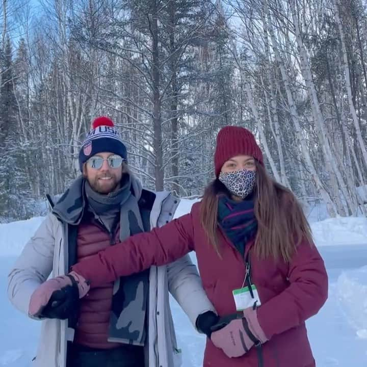 ケイトリン・ホワイエクのインスタグラム：「Changed offices for the day 🎄❄️ What a breath of (literal) fresh air! .  . . #skating #skating #skate #skatingedits #outdoorice #hawayekbaker #kaitlinhawayek #jeanlucbaker #rosalieannephotographe #winter #skatingisfun #iceskater #iceskating #figureskating #figureskater #figureskate #」