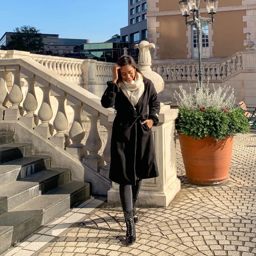 のインスタグラム：「Beautiful day ☀️  My new coat @trifle_official  サイズはMです✨  オーバーでゆったり着たい人にはLがおすすめ♪✨  今年はボアとロングコートが好きだなぁー🥰  #megha_style #winterfashion #ootd #wintercode #netfashion #instagood #wintervacation #blackcoatv#ロングコート　 #冬コート」