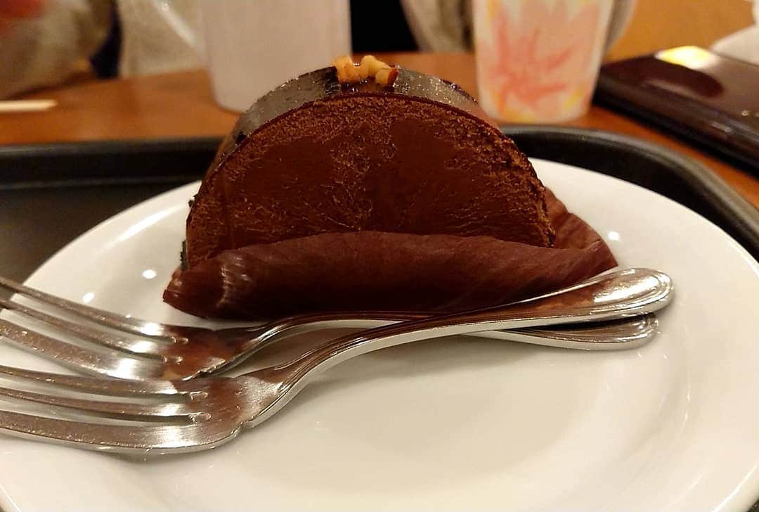 桜花さんのインスタグラム写真 - (桜花Instagram)「こんにちはでございマウンテン🗻🌷  年末も楽しさ山盛りで参りましょう✨！  昨日、おおたちゃんと久々に会えてハピピーンです💠 色々、話しました✨ 楽しさがチョモランマ級でした🗻🗻🗻🌷  素敵な時間積み重ねていきましょう✨」12月27日 12時23分 - mountainohka