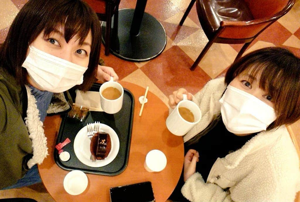 のインスタグラム：「こんにちはでございマウンテン🗻🌷  年末も楽しさ山盛りで参りましょう✨！  昨日、おおたちゃんと久々に会えてハピピーンです💠 色々、話しました✨ 楽しさがチョモランマ級でした🗻🗻🗻🌷  素敵な時間積み重ねていきましょう✨」