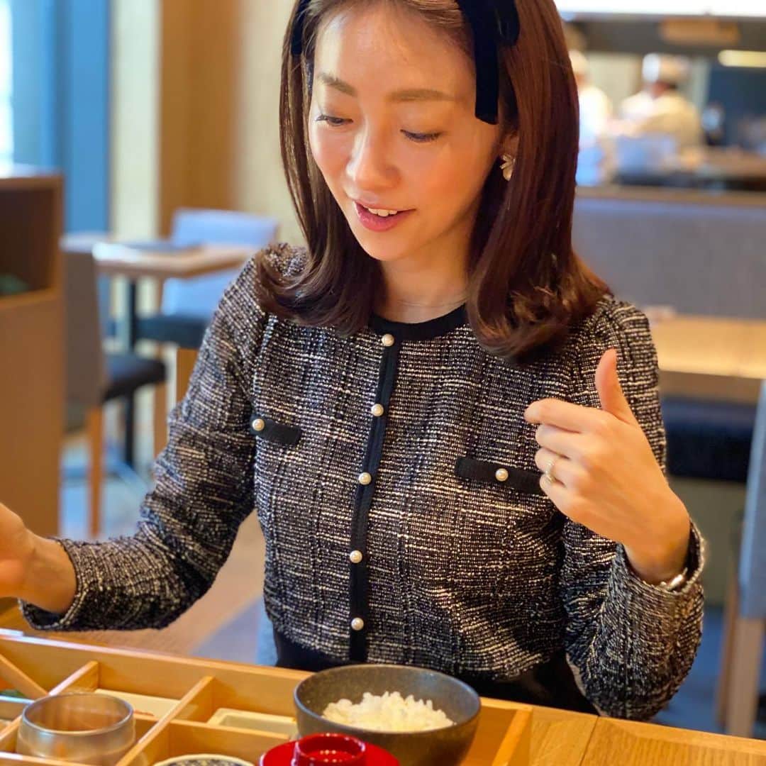 木本泉さんのインスタグラム写真 - (木本泉Instagram)「-﻿ 東銀座にある"SHARI"へ﻿ ﻿ @miyoko.myondon からここのモンブランが美味しいらしいよ！と聞いて、モンブラン好きは絶対に行かないと✨と一緒に行ってきました☺️﻿ ﻿ ランチセットの小鉢御膳🍱﻿ こちょこちょ色んな小鉢にお料理が入ってるので女性には嬉しい！﻿ ﻿ デザートのモンブランは1日3個限定🌰﻿ 残り1つだったので、、、モンブランとコーヒーゼリーをシェア💓﻿ ﻿ パティシエのデザートで、どちらも美味しかった！﻿ 昨日は暑かったので、コーヒーゼリーのグラニテが後味スッキリで良かった☕️﻿ ﻿ モンブランも見た目も可愛く、クリーミーでお腹いっぱいだったのにペロッと食べれてしまいました😛﻿ ﻿ #東銀座ランチ#ランチ#SHARI#小鉢御膳#モンブラン#季節限定﻿ ﻿ ﻿」12月27日 12時24分 - izumikimoto