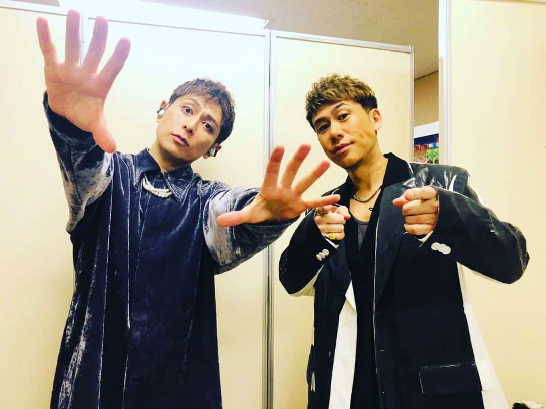 川畑要のインスタグラム：「昨日はCHEMISTRY 2020 LIVE & STREAMING「Gift」、ご来場・ご視聴いただきありがとうございましたー‼️ 2020年、最初で最後のライブ最高すぎました😎  12月29日(火)まで見逃し配信を行っていますので是非そちらもお楽しみください‼️  CHEMISTRY 2020 LIVE & STREAMING「Gift」 ※視聴チケット販売期間：～2020年12月29日(火)17:59まで ※見逃し配信：～2020年12月29日(火)23:59まで  (2 stars)配信視聴チケット ・FC限定視聴チケット¥4,500(税込) ※サイン入りライブ生写真3枚付き/FCより後日郵送 ・一般視聴チケット¥3,500(税込)  視聴チケットのご購入はこちらから https://chemistry-club.net/4723214993/　(Stagecrowd)　 https://l-tike.com/gift/ (ローチケ LIVE STREAMING)  ※写真は、昨日のアンコール待ちのふたり🤝  #川畑要 #chemistry #gift #見逃し配信 #みんな見てね」