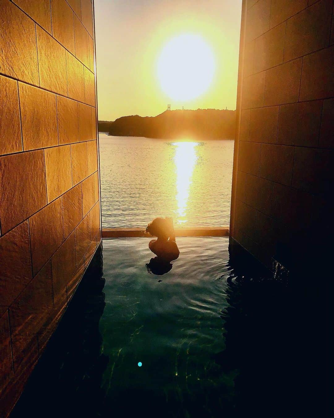那月結衣のインスタグラム：「🌅  少し前のだけど、 綺麗に撮れたからやっぱり 載せます✨✨✨  #三重県 #三重 #伊勢志摩 #温泉 #旅館 #ホテル #インフィニティ温泉 #浴衣 #夕日 #サンセット #温泉女子  #mie #iseshima #ise #ryokan #hotel #Infinity #sunset #onsen #hotsprings #yukata」