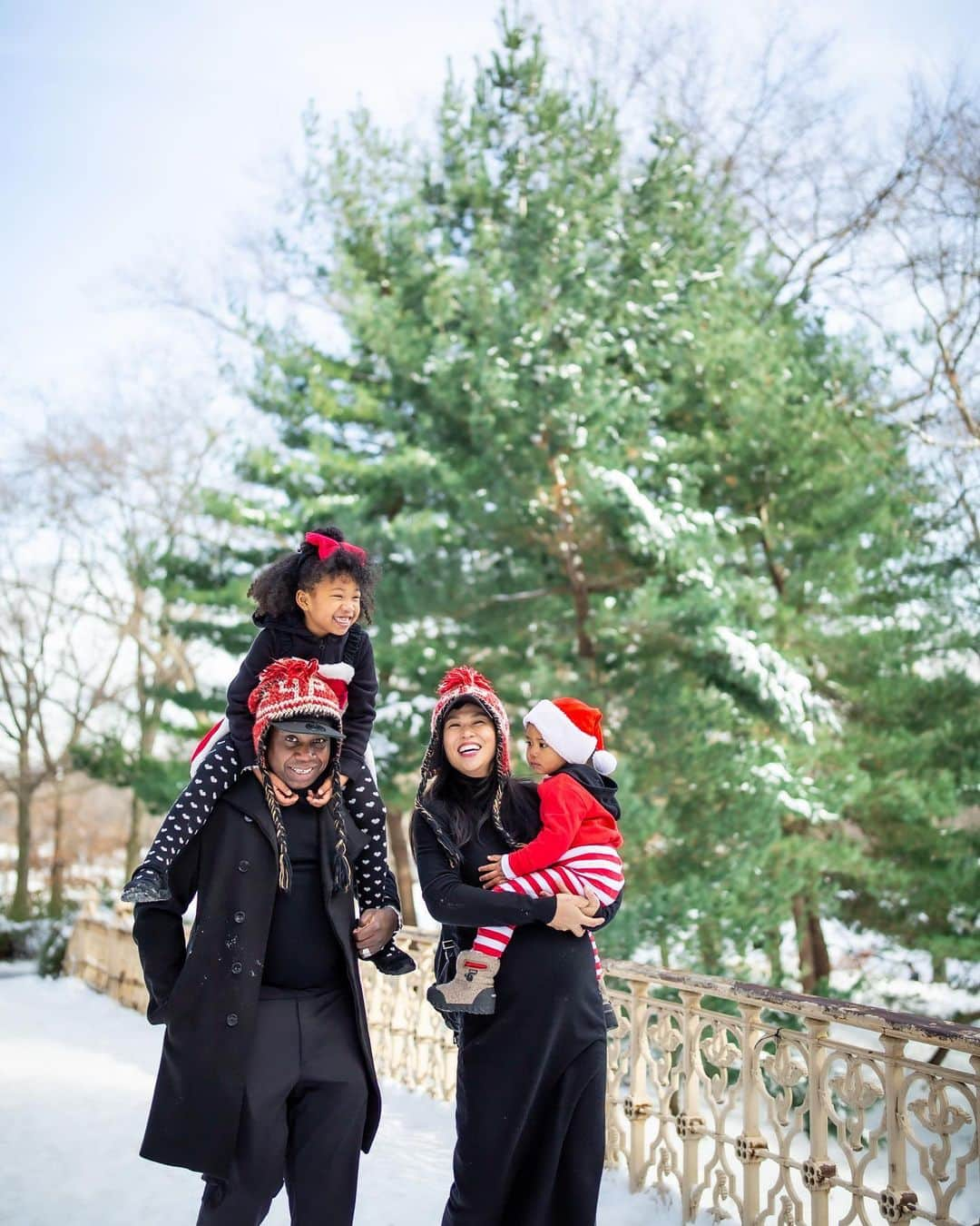 中鉢明子さんのインスタグラム写真 - (中鉢明子Instagram)「🎄Central Park Family Maternity Photos✨ By @kyonakam   #familyphotography #maternityphotography #family #newyork #9monthspregnant #anydaynow #centralpark  #newyork #chiristmas #2020 #妊娠10ヶ月 #臨月 #家族写真 #マタニティーフォト #ニューヨーク #セントラルパーク #クリスマス」12月27日 12時44分 - akiko_harlem