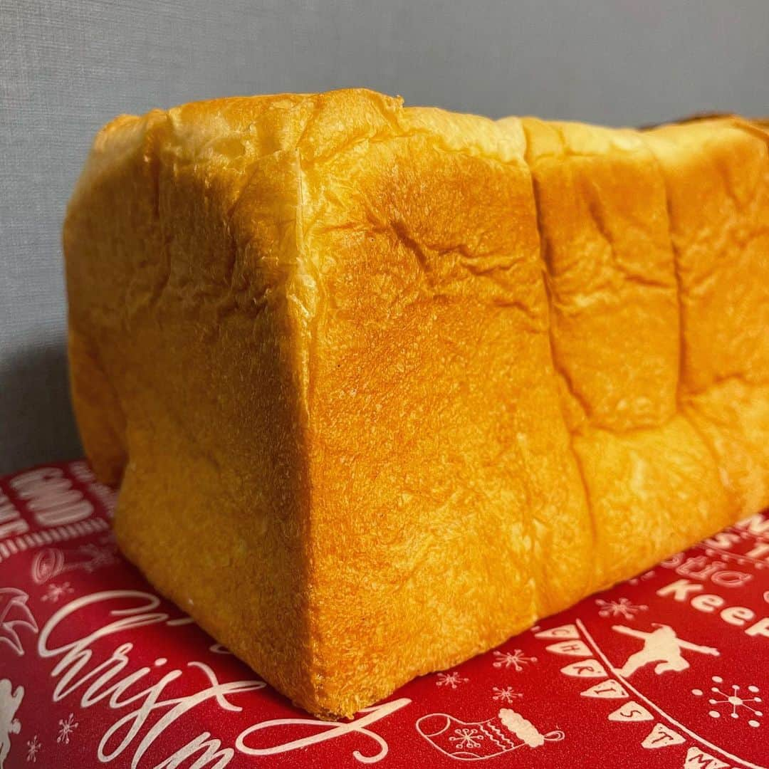 下平夏奈さんのインスタグラム写真 - (下平夏奈Instagram)「どんだけ自己中🍞荻窪店 @bread.ogikubo_kofu_hounantyou   インパクト大な外観とショップバッグ☆  どんだけ自己中なの？と言われるまで 小麦粉、生クリーム、バターなどの 素材にこだわった高級食パンは  とってもきめ細やかで もちもちしていて耳まで甘くて柔らかい。  そのままでいただいても美味しかったのですが、  フレンチトーストにしてみたら 浸して数秒でめちゃくちゃ味が染み込んでいて ふわっふわで美味しかった✨  また必ずリピートする！！！  そして皆さんにぜひ食べてもらいたい食パンです！！！  #どんだけ自己中 #荻窪食パン #高級食パン #高級食パン専門店 #荻窪グルメ #自己中な極み #どんだけじこちゅー #pr #トリドリベース #パン #パンスタグラム #パン好き #荻窪 #荻窪パン #路面店 #フレンチトースト #レシピ　 #bread #breadstagram #yummy」12月27日 12時38分 - kana0412.sss