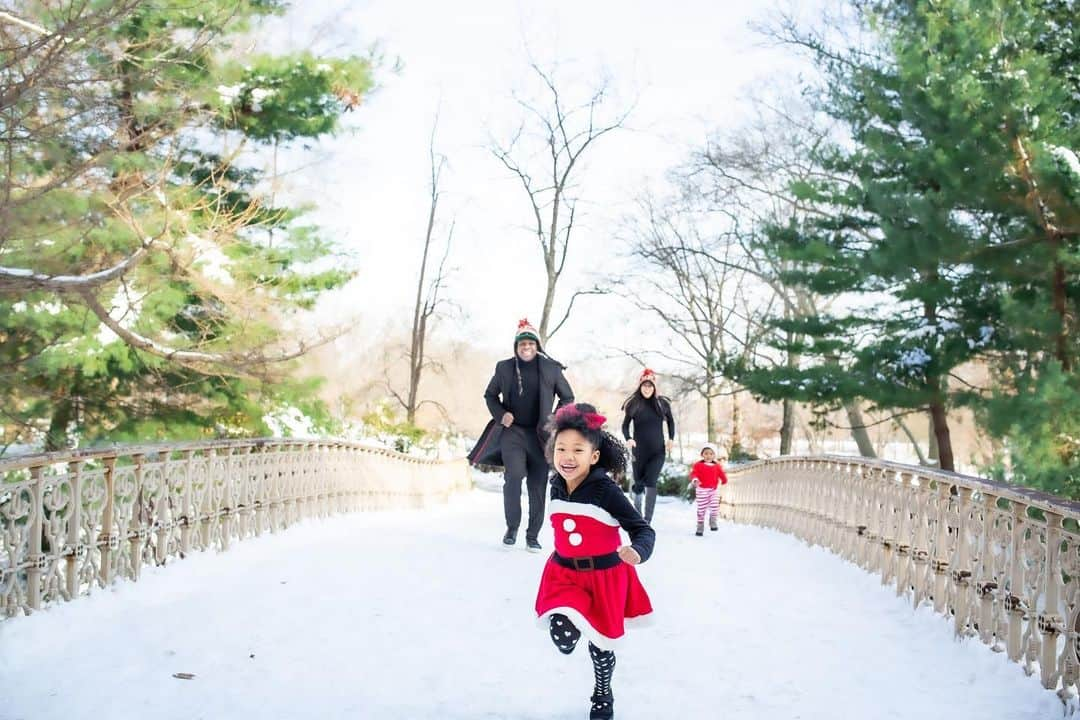 中鉢明子さんのインスタグラム写真 - (中鉢明子Instagram)「🌲Central Park Family Maternity Photos❄️ By @kyonakam   #familyphotography #maternityphotography #family #newyork #9monthspregnant #anydaynow #centralpark  #newyork #chiristmas #2020 #妊娠10ヶ月 #臨月 #家族写真 #マタニティーフォト #ニューヨーク #セントラルパーク #クリスマス」12月27日 12時39分 - akiko_harlem