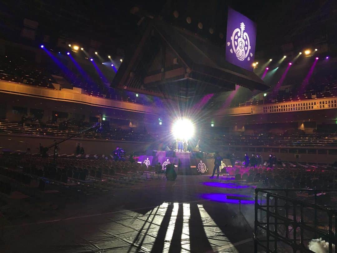 スガシカオのインスタグラム：「こちら開演前の両国国技館です！  TOKYO GUITAR JAMBOREE 2020、あと数時間で開演です  スガシカオはトップバッターで14:10 歌いはじめ！今年ラストのパフォーマンスです  会場観戦の方、十分気をつけて！オンラインの方、思いっきり盛り上がりましょう！  現場からは以上です！   #センターステージやばい http://fw.to/GxFfb3T」